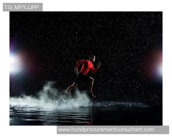 在雨中奔跑的青春梦想淋雨踢足球的激情与坚持