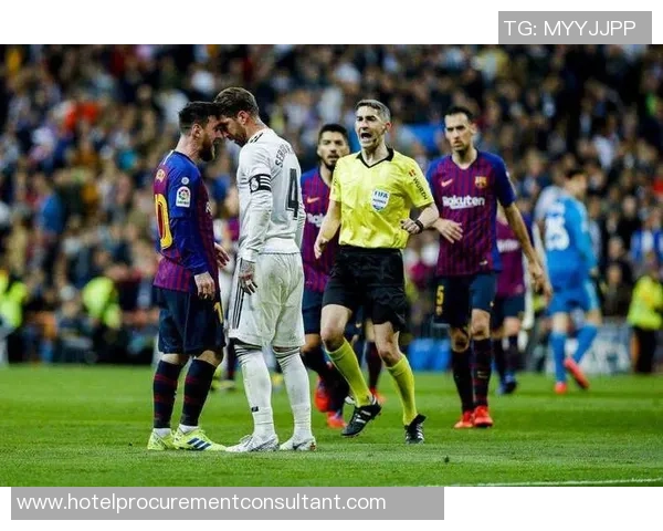 足球场上的夸张假摔瞬间盘点让人哭笑不得的搞笑时刻